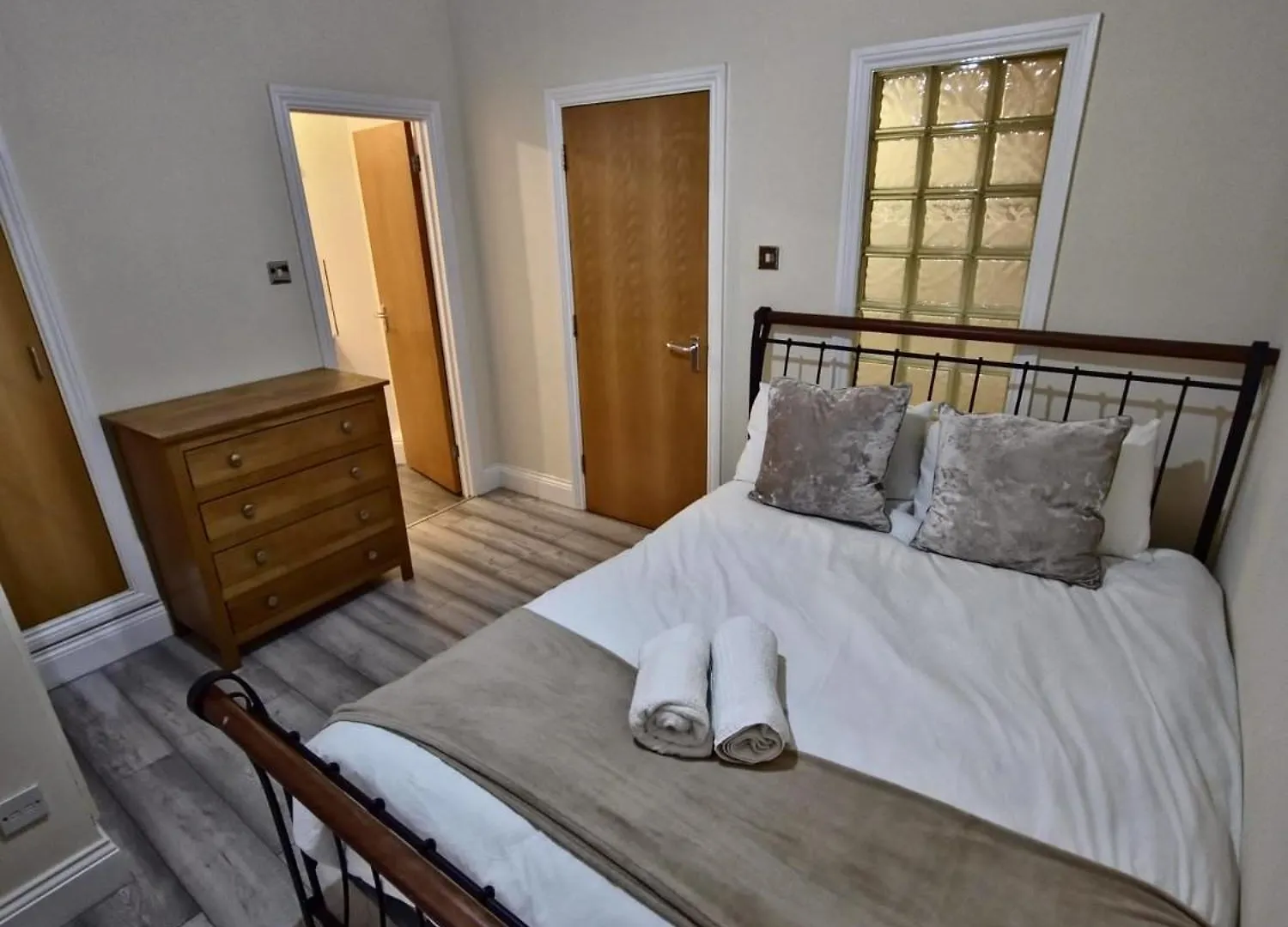 Hollowstone Place, Spacious 2 Bed, City Centre Ng1, Sleeps 6,Free Parking Nottingham Apartment